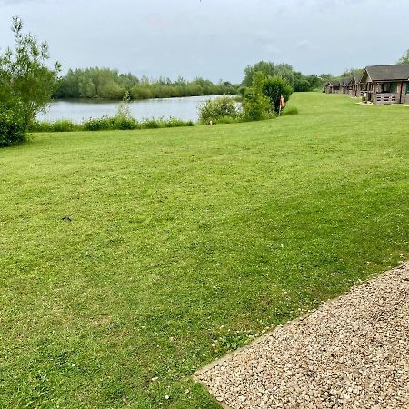Reeds Lodge, Lake Pochard South Cerney Exterior foto