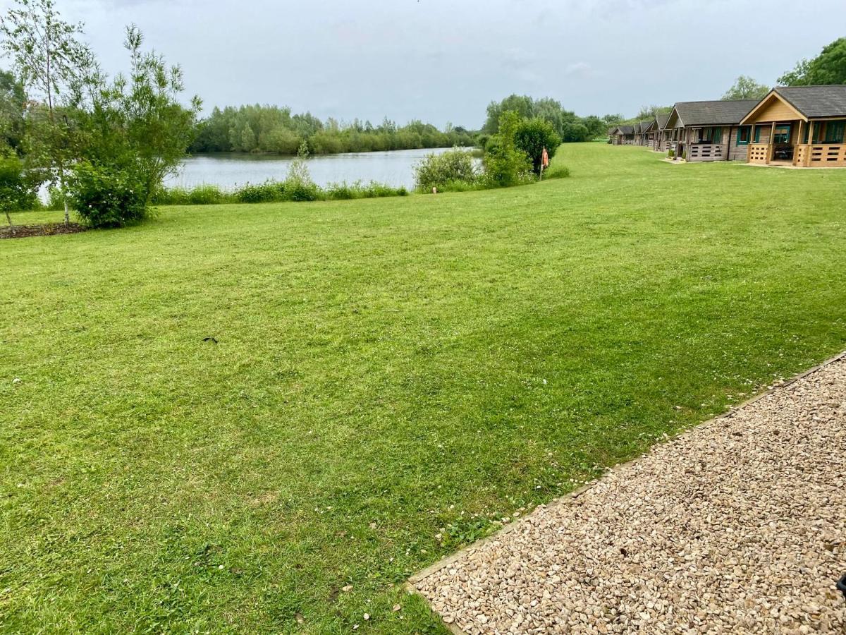 Reeds Lodge, Lake Pochard South Cerney Exterior foto